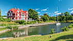 Blick über den Götakanal in Schweden auf das Göta Hotell