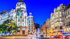 Nachaufnahme von Madrids größter Einkaufsstraße Gran Via mit dem Edificio Metrópolis