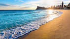 Der menschenleere Strand Platja de Llevant in Benidorm im Abendlicht