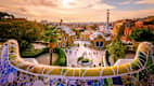 Der Parc Güell von Antoni Gaudí in Barcelona im Abendlicht