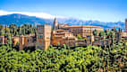 Blick auf die Alhambra bei Granada, im Hintergrund die Sierra Nevada