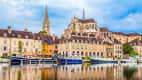 Blick vom Wasser aus auf die Altstadt von Auxerre im Departement Yonne in Burgund