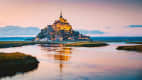Blick auf die berühmte Gezeiteninsel Le Mont Saint-Michel in der Dämmerung