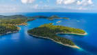 Blick aus der Luft auf die bewaldetet Insel Mljet im Nationalpark Mljet in Dalmatien