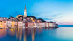 Blick von der Adria aus auf die Altstadt von Rovinj in Istrien im Abendlicht
