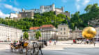 Pferdekutsche auf dem Kapitelplatz in Salzburg mit dem Goldenen Ei