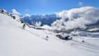 Skifahrer im Tiefschnee im Skigebiet Serafaus-Fiss-Ladis in Tirol in Österreich