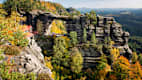 Ein Foto vom Nationalpark Böhmische Schweiz im Herbst mit dem Prebischtor, einem großen Felsentor