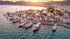 Luftaufnahme des Hafens der türkischen Stadt Marmaris bei Sonnenuntergang