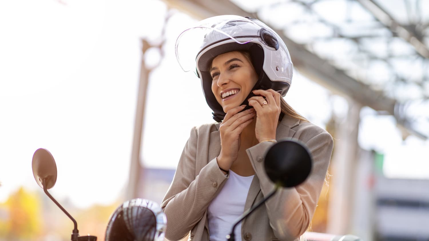 Frau auf Motorroller
