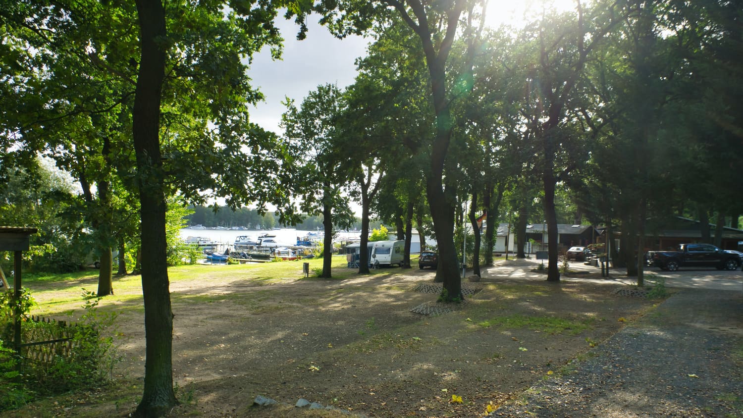 Nur 10 Minuten von Potsdam entfernt, am schönen Schwielowsee, ist der Platz ein verkehrsgünstiger Ausgangspunkt für Berlin-Besuche.