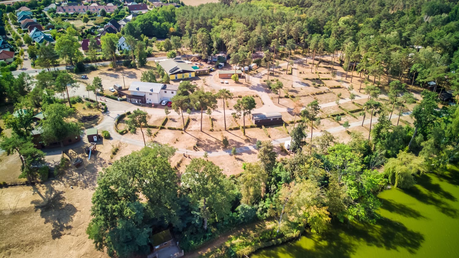 Der naturbelassene 4-Sterne Campingplatz liegt vor den Toren Berlins im Naturpark Westhavelland am wunderschönen Steckelsdorfer See.