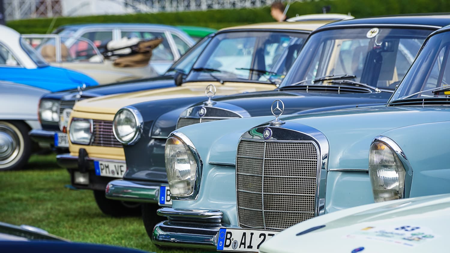 Aufgereihte Oldtimer