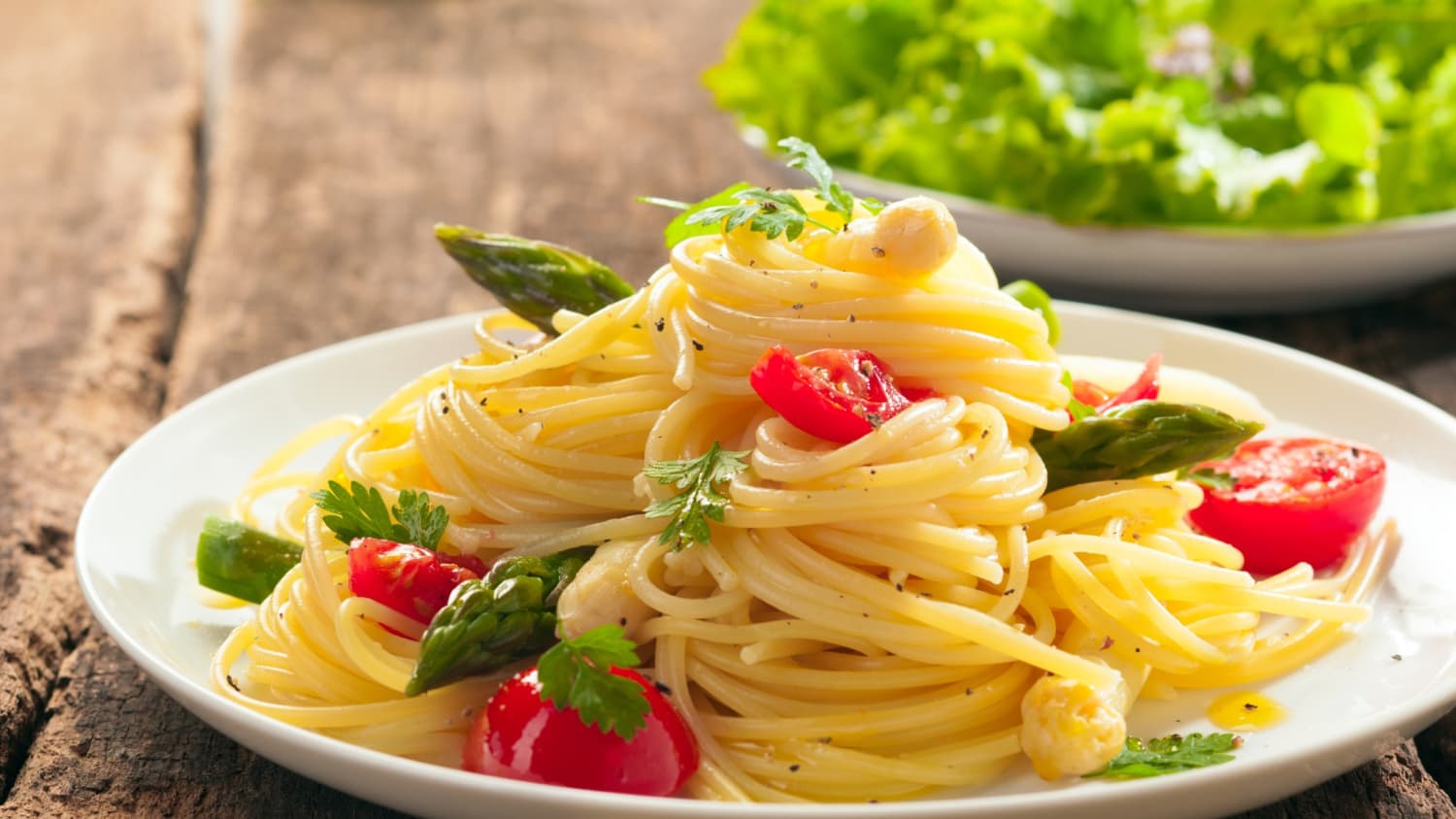 Spaghetti mit Tomaten und grünem Spargel