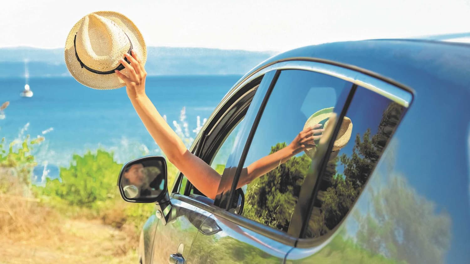 Ein Auto steht an der Küste