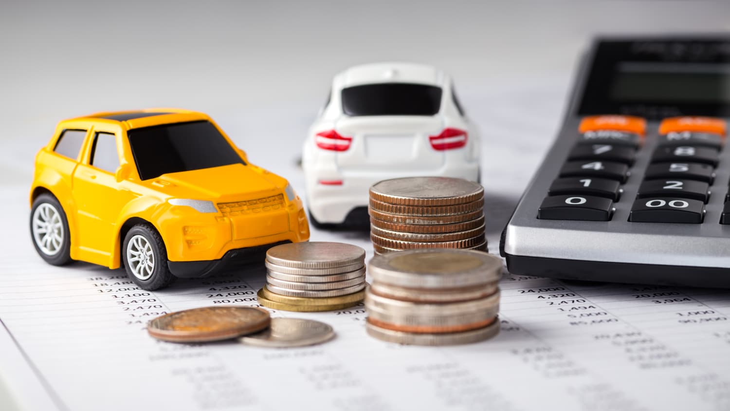 Auto mit Geld und Taschenrechner