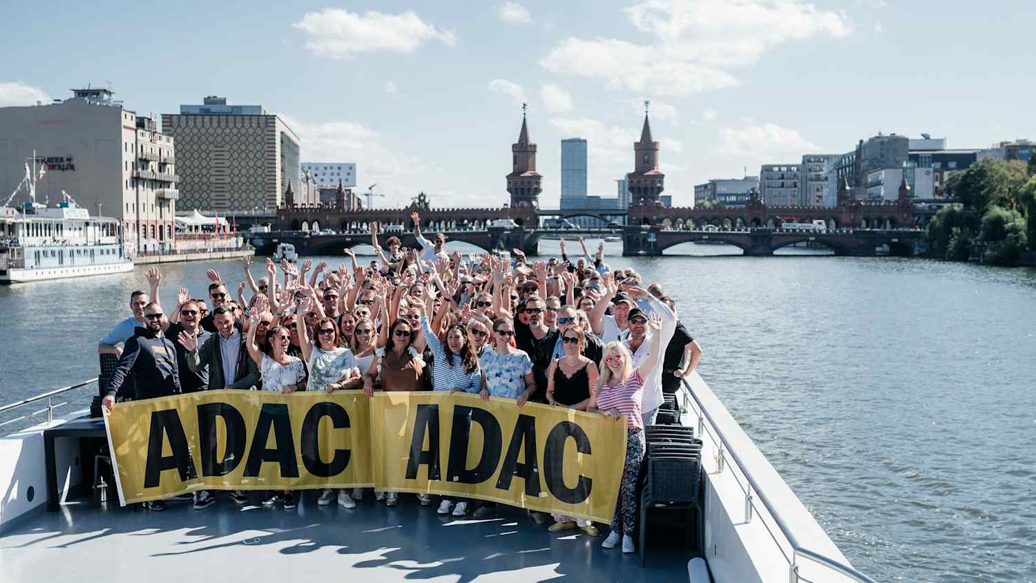 Gruppenfoto der Mitarbeitenden des ADAC Berlin-Brandenburg bei der Feier zur Erreichung der 1,4 Millionen Mitglieder