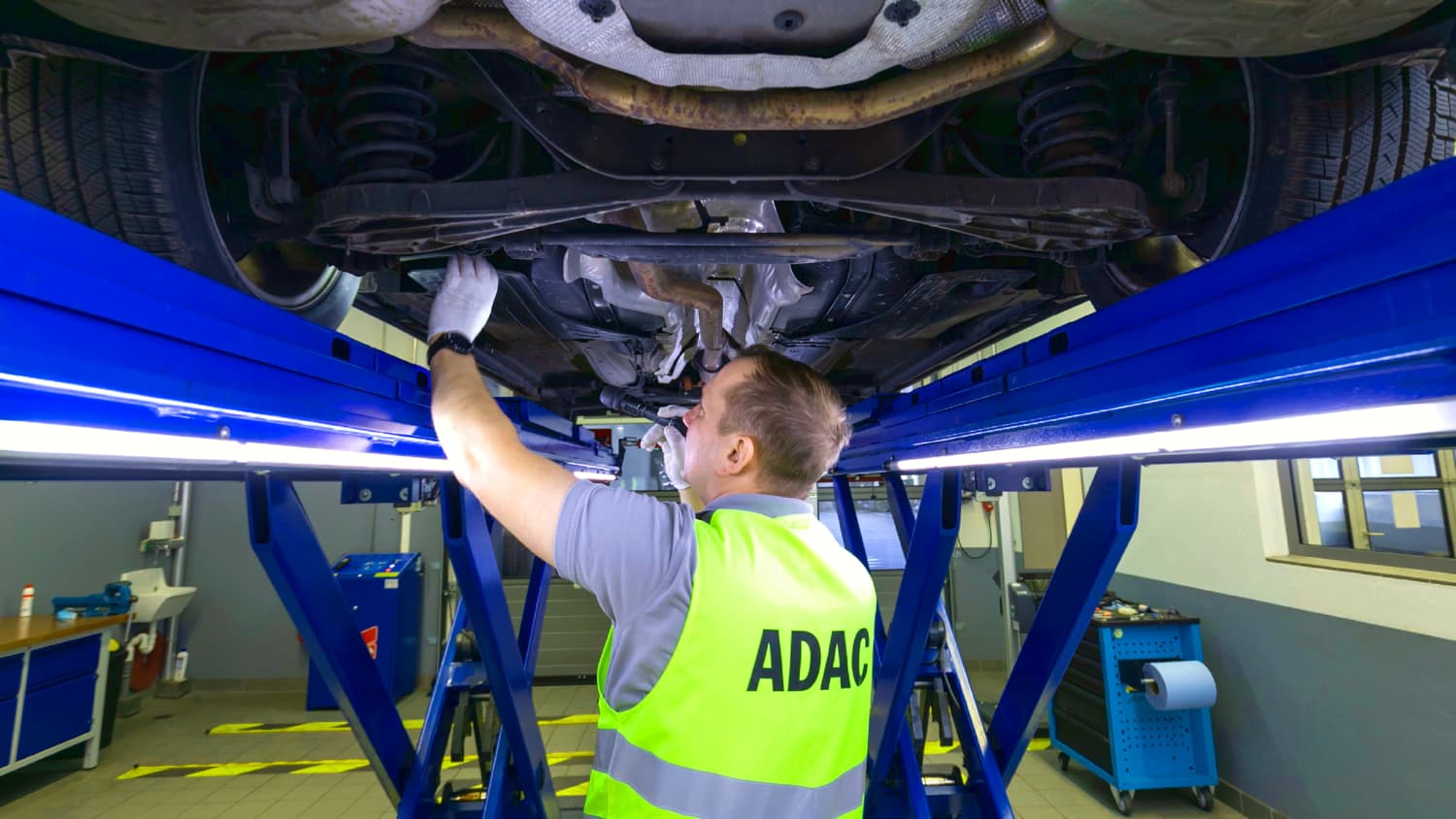 Fahrzeugbodenuntersuchung ADAC Prüfzentrum Hamburg