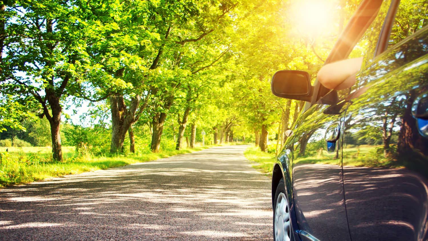 Auto auf Asphaltstraße mit offenem Fenster