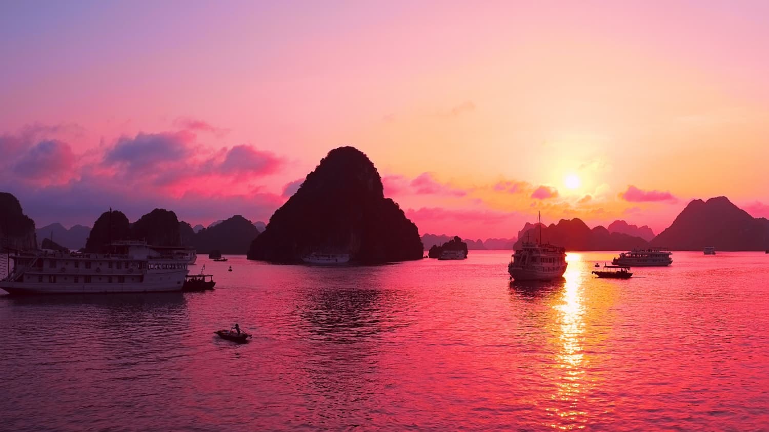 Ansicht Sonnenuntergang und Felseninseln in Halong Bay, Vietnam | ADAC Hansa e.V.