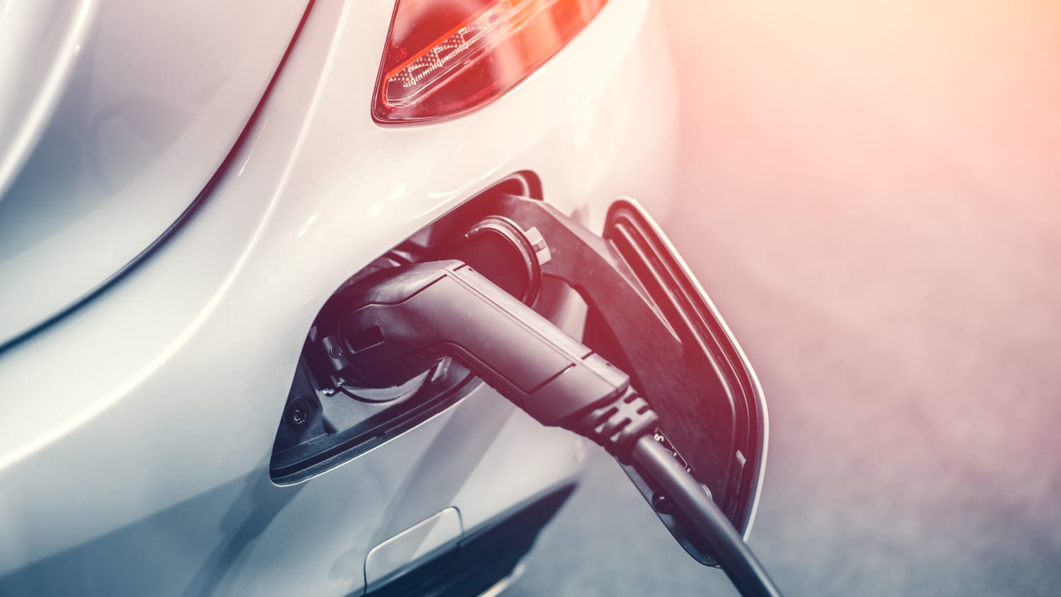 Blick auf Plug-In eines E-Fahrzeugs