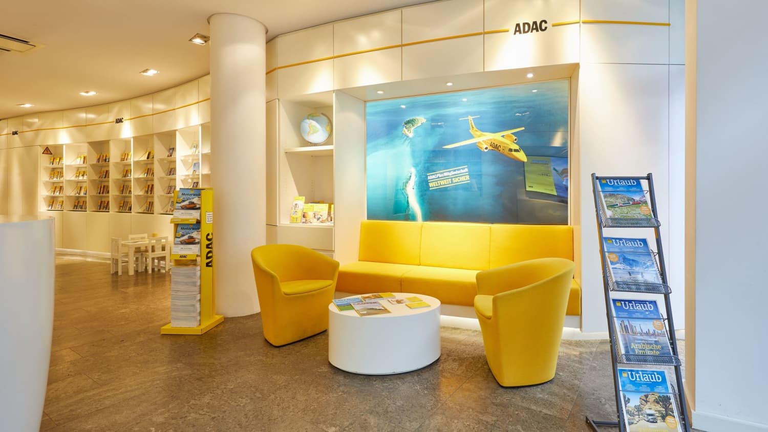 ADAC & Reisebuero Bad Homburg Eingangsbereich mit Sitzmoeglichkeit und ADAC Urlaub