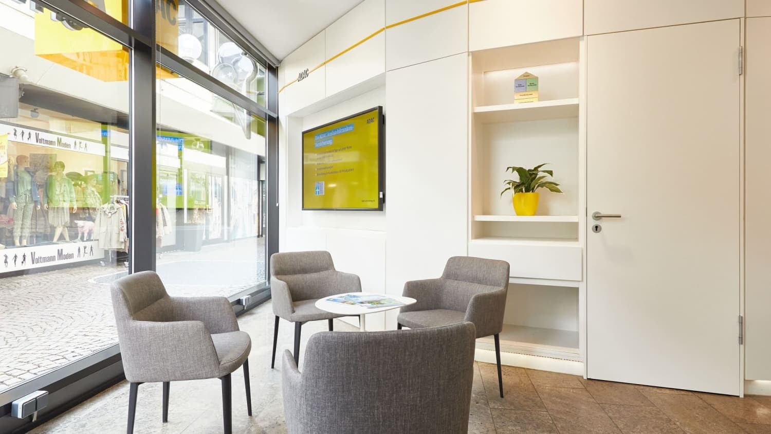 ADAC Gießen Sitzgelegenheiten am Fenster