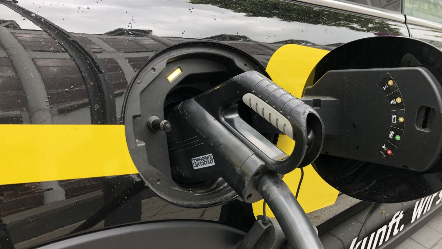 E-Auto lädt mit Ladekabel