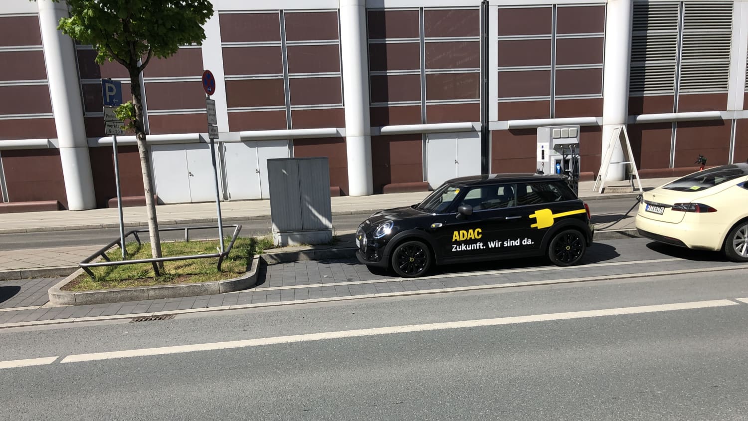 E-Auto in Parkbucht