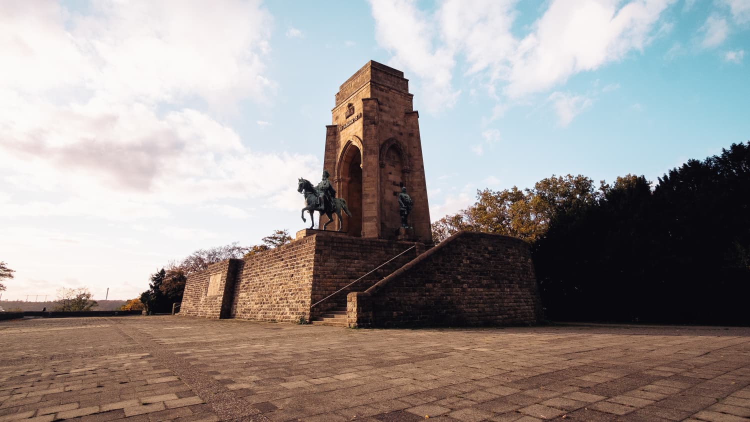 Hoch hinaus: Die Hohensyburg und das Kaiser-Wilhelm-Denkmal in Dortumnd