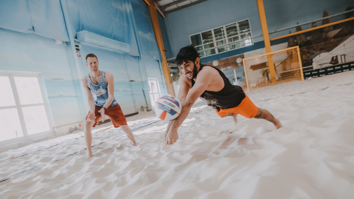 Hier ist das ganze Jahr über Volleyballsaison: Im blue:beach Beachclub in Witten können Sie sich ein spannendes Match liefern