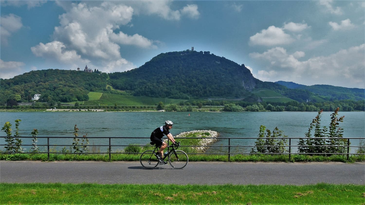 Die Fahrradtour entlang des Rheins in Bonn.