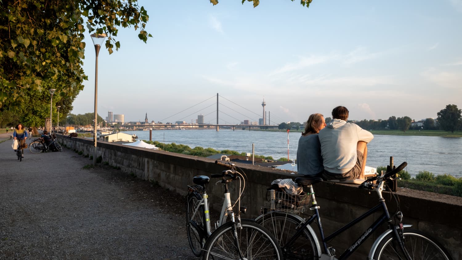 Die Fahrradtour entlang des Rheins in Düsseldorf.