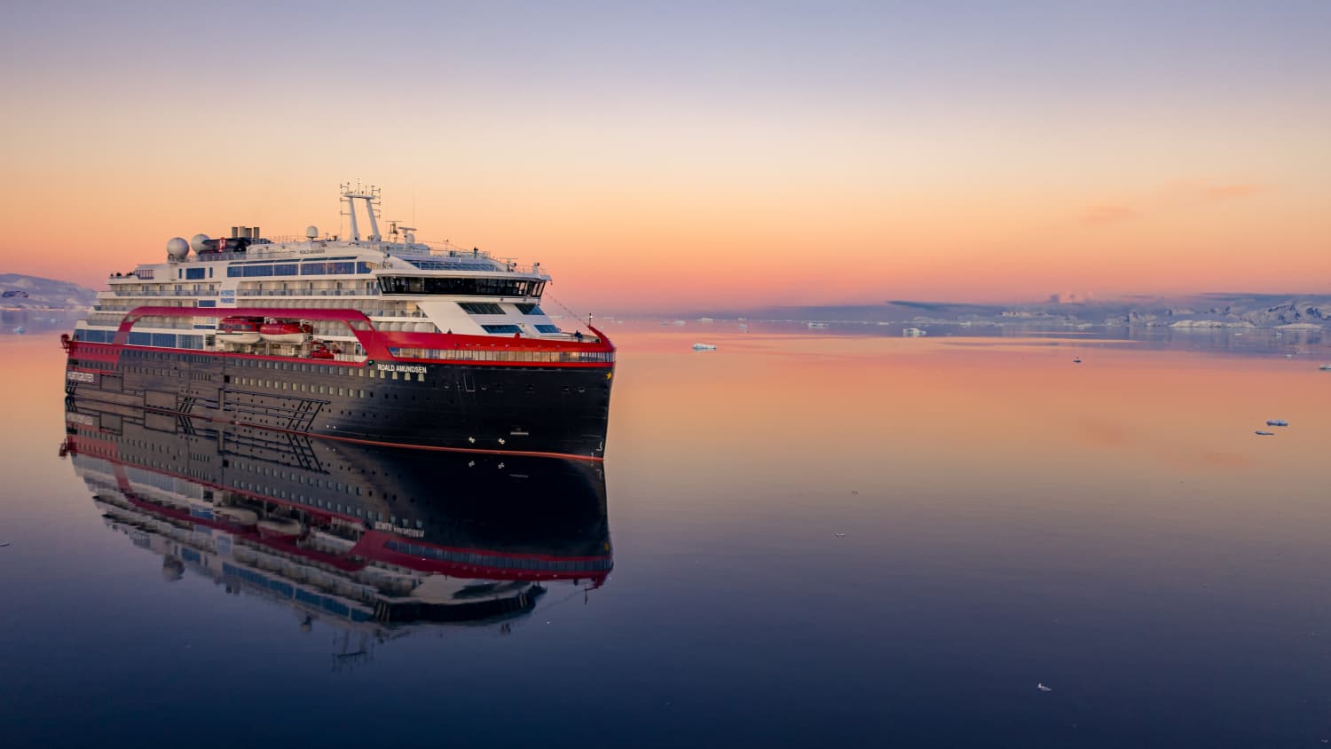 Die MS Roald Amundsen der Hurtigruten in der Antarktis