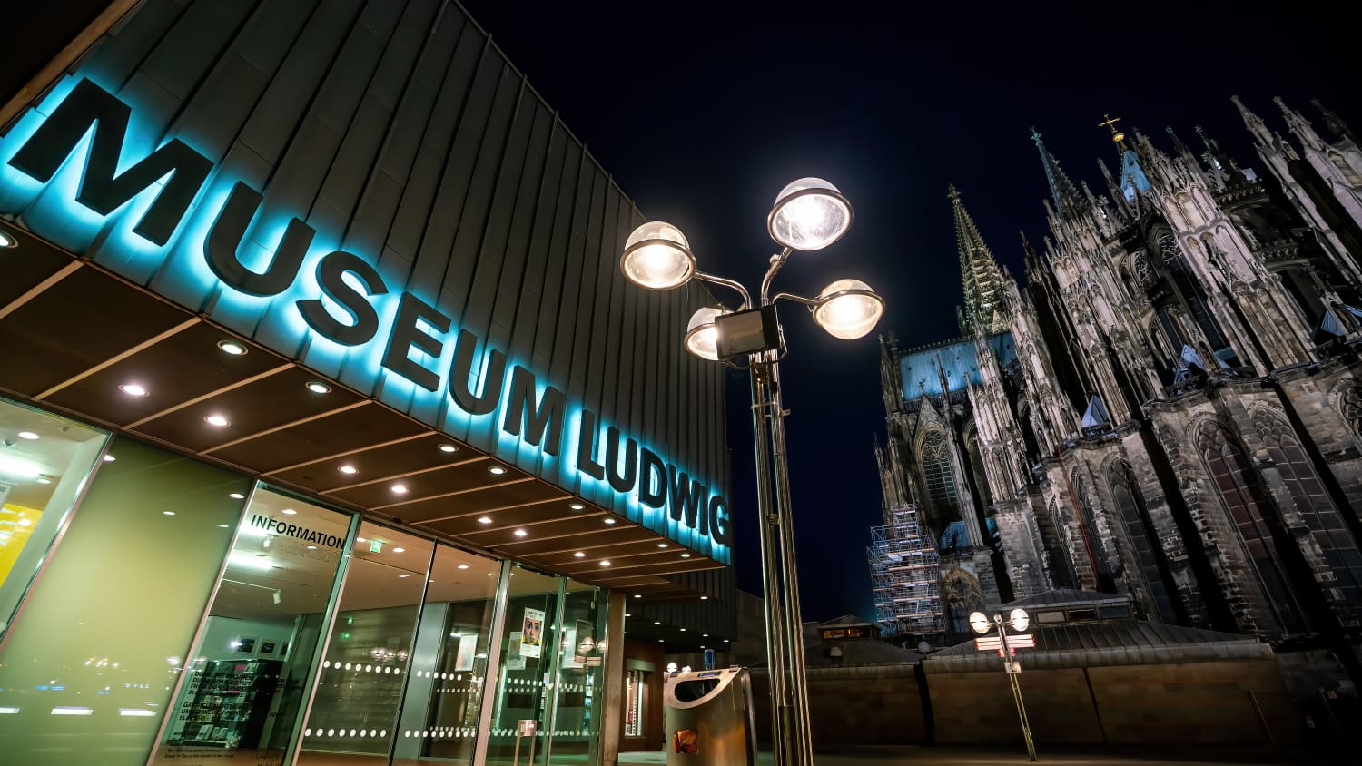Das Museum Ludwig im Schatten des Kölner Doms.