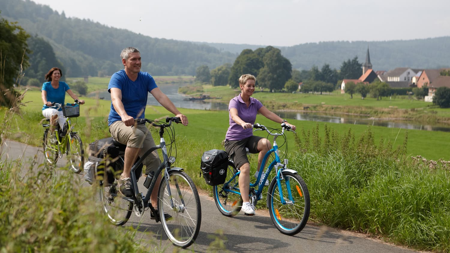 Radfahrer auf dem Weser-Radweg