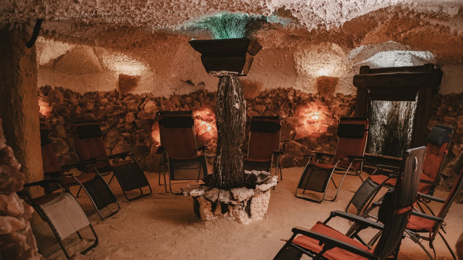 Wohltuende Luft für Geist und Körper: In der Salzgrotte im Kreis Höxter kann man es sich so richtig gemütlich machen.