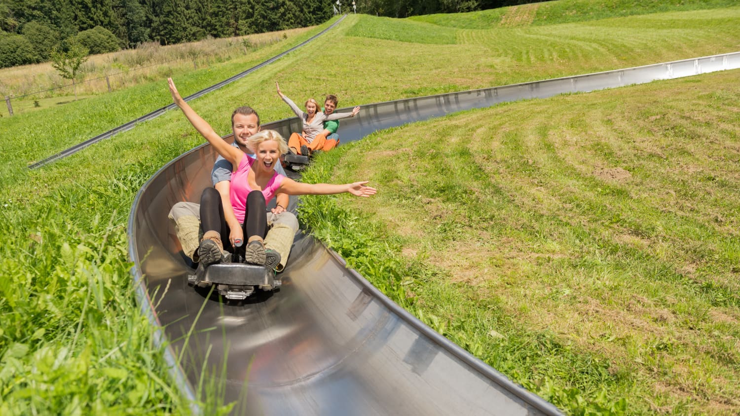Sommerrodelbahnen sind der perfekte Freizeitspaß bei sonnigem Wetter