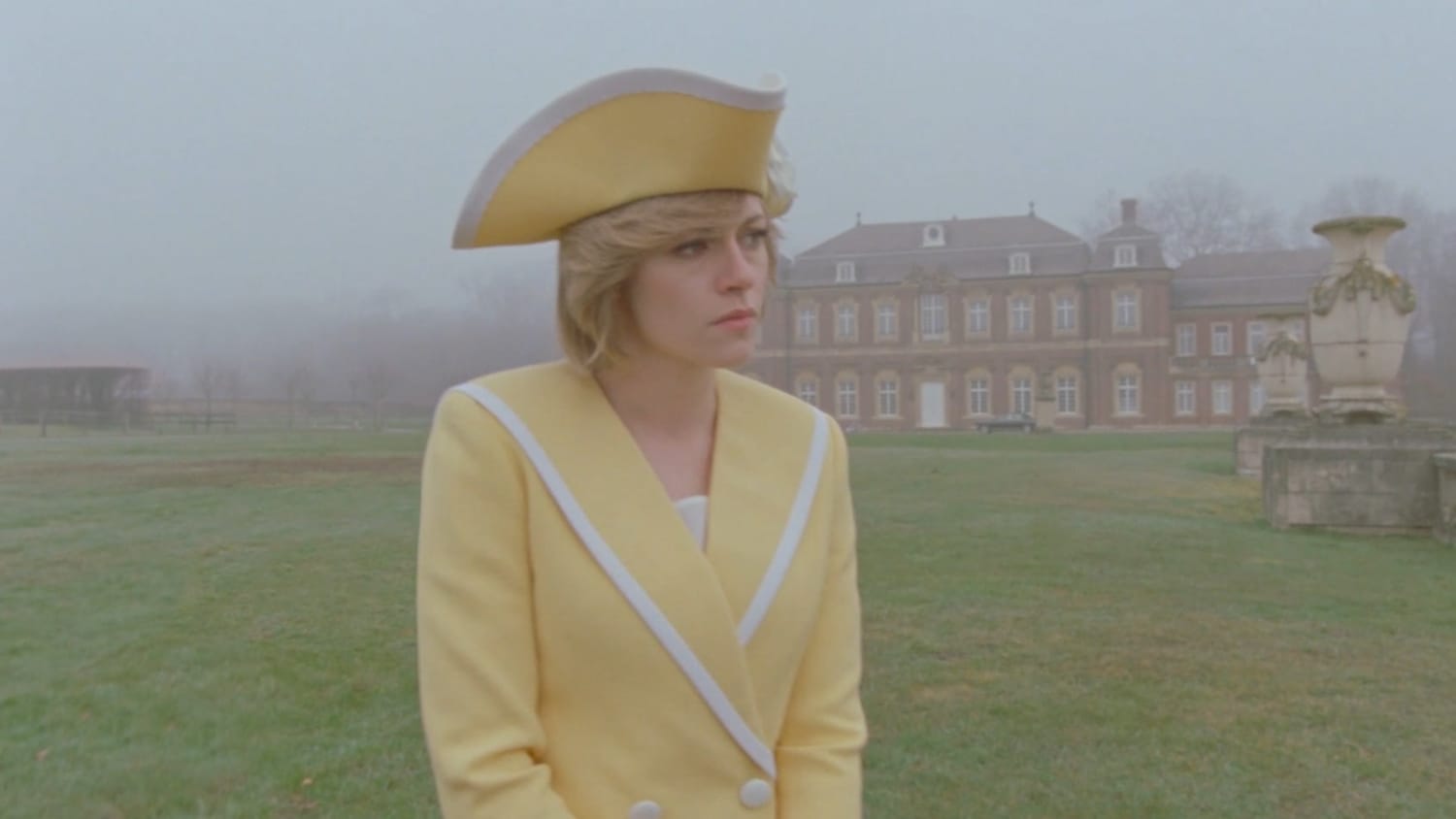 Kristen Stewart als Lady Di in "Spencer" vor dem Schloss Nordkirchen