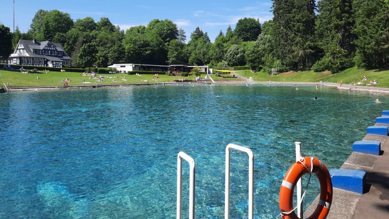 Baden inmitten idyllischer Natur im Waldfreibad Gudenhagen.