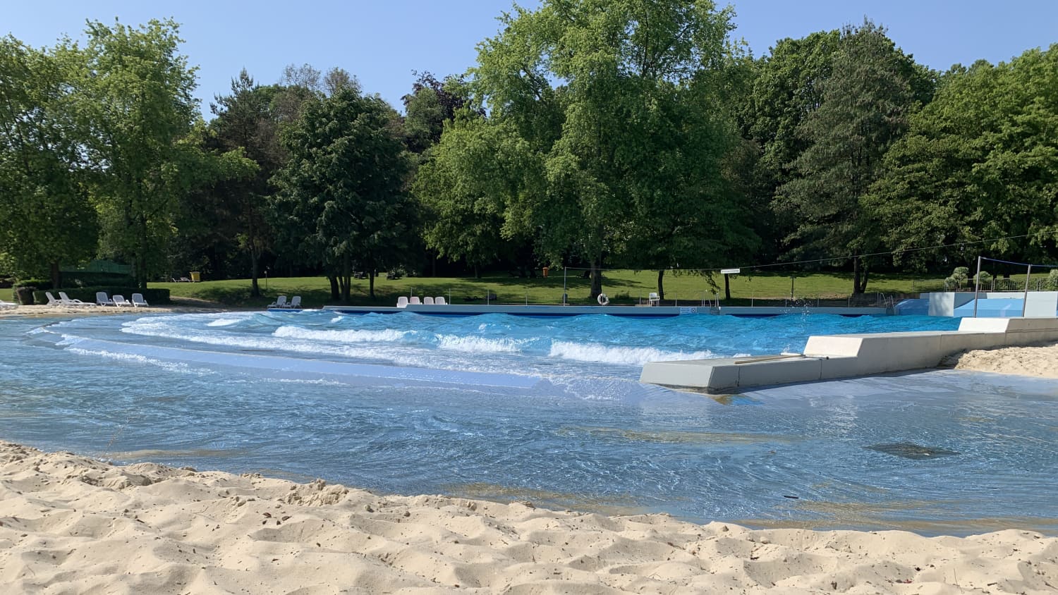 Pures Urlaubsfeeling im Freibad des Revierparks Wischlingen in Dortmund.