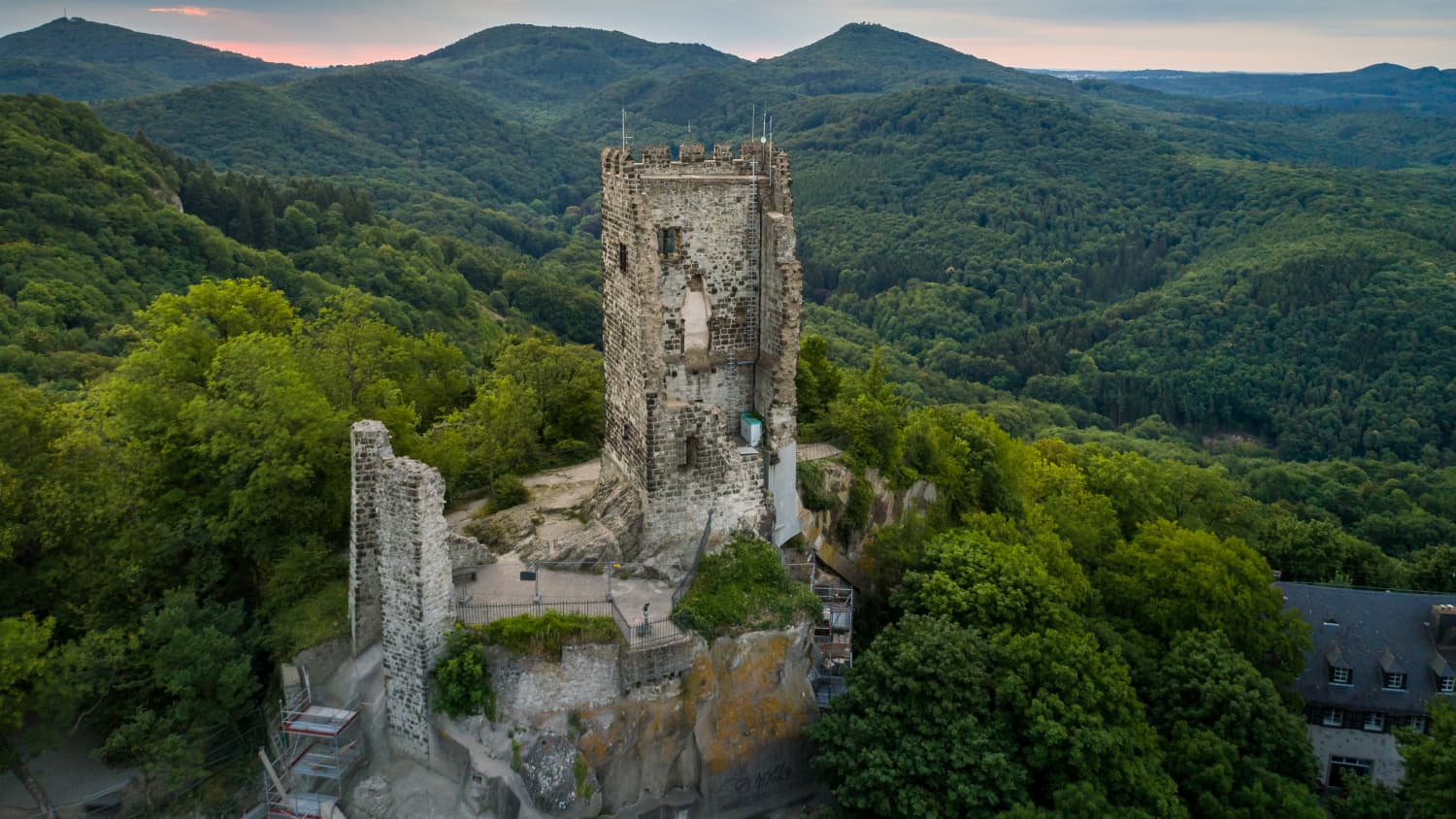 Vom Drachenfels aus hat man einen wunderbaren Blick ins Siebengebirge und kann von dort aus seine Wanderungen starten.