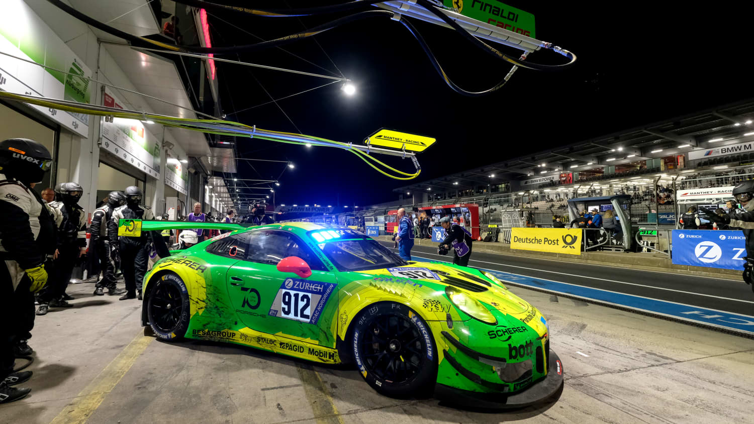 Porsche in der Boxengasse beim 24h-Rennen am Nürburgring