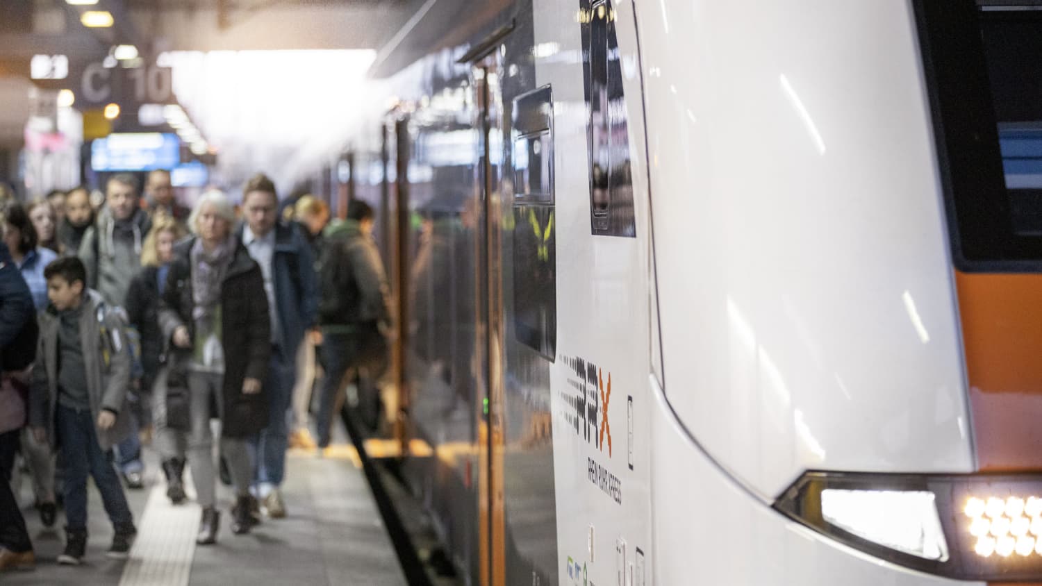 RRX Halt am Bahnhof