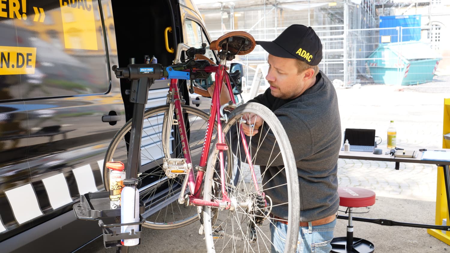 Der ADAC prüft in NRW Fahrräder.