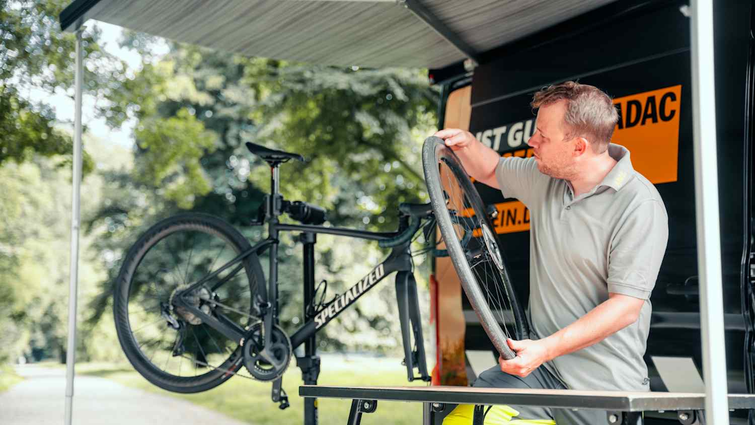 Der ADAC Nordrhein prüft Zweiräder an der Mobilen Zweirad-Prüfstation.