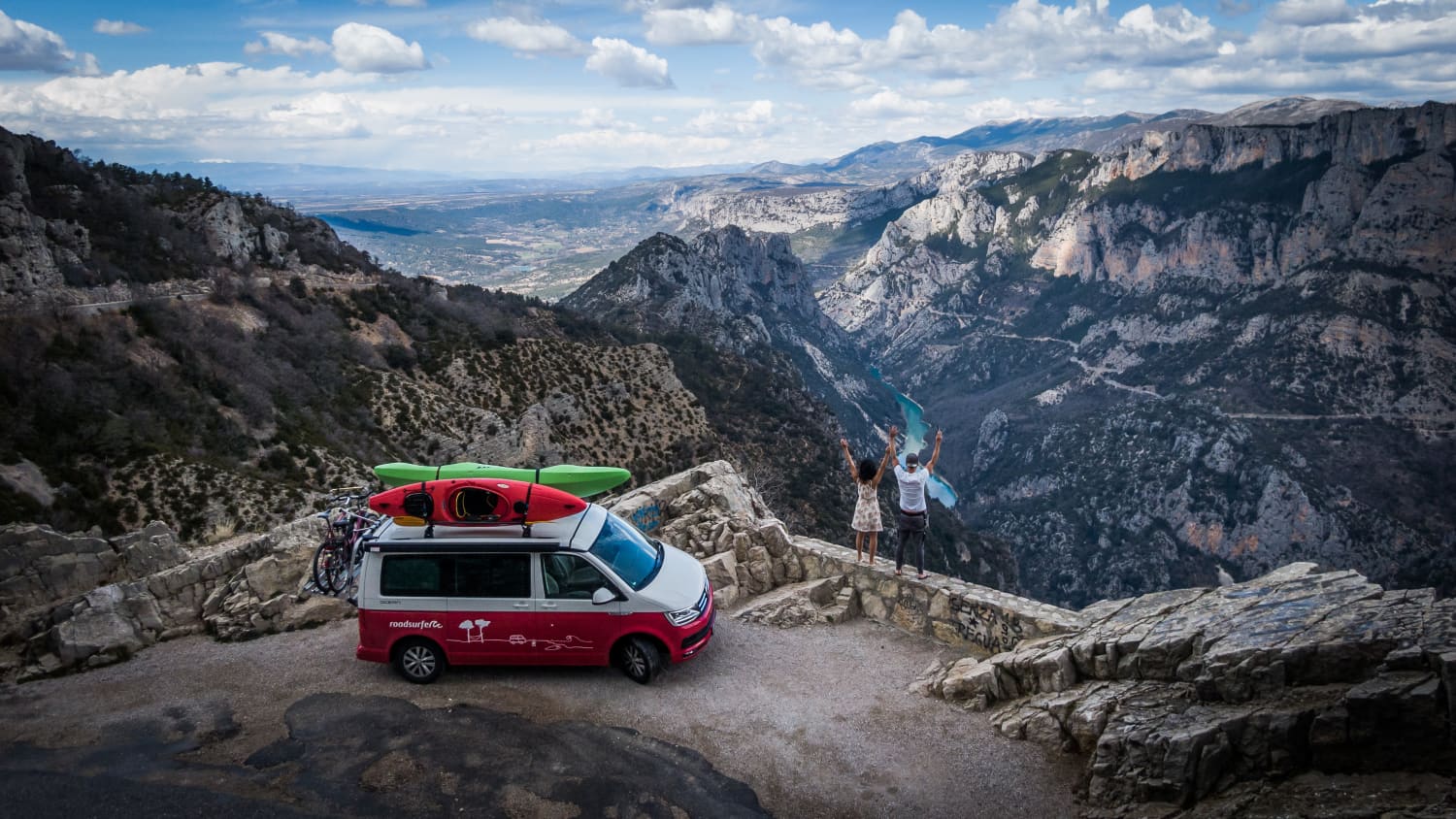 VW T6 mit Kanus auf dem Dach
