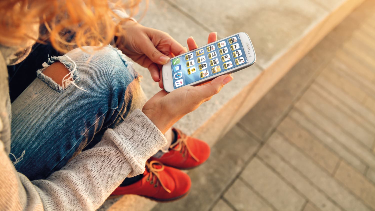 ADAC Apps auf dem Smartphone einer Frau