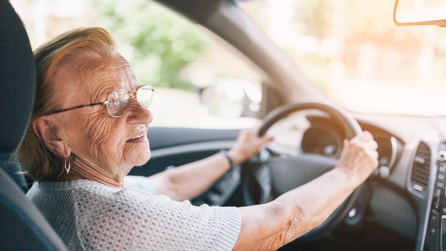 Seniorin am Steuer