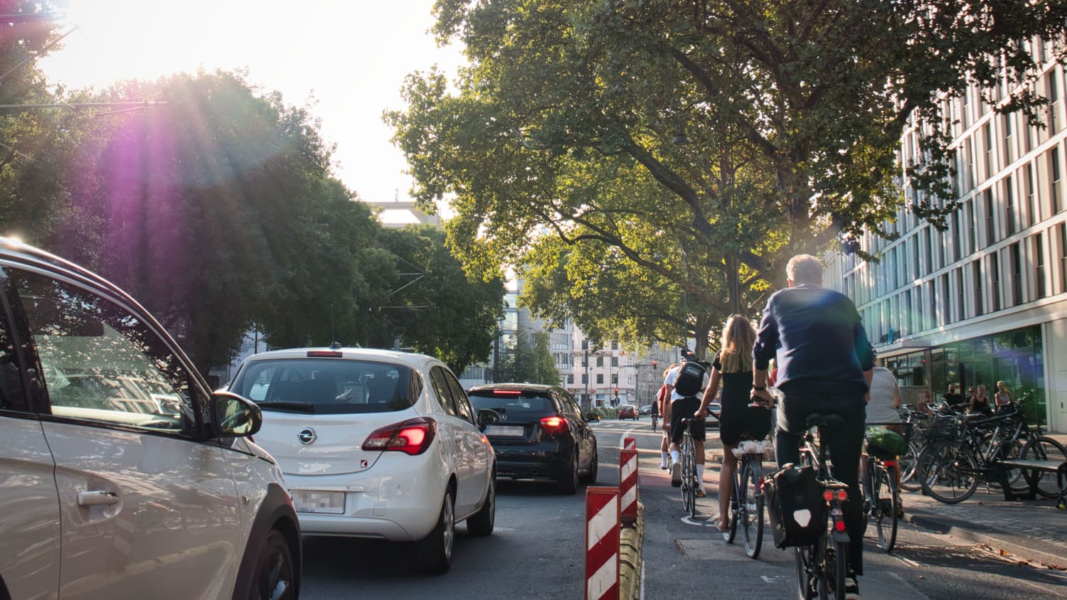 Fahrrad- und Autofahrer müssen sich den Platz im Verkehr teilen.